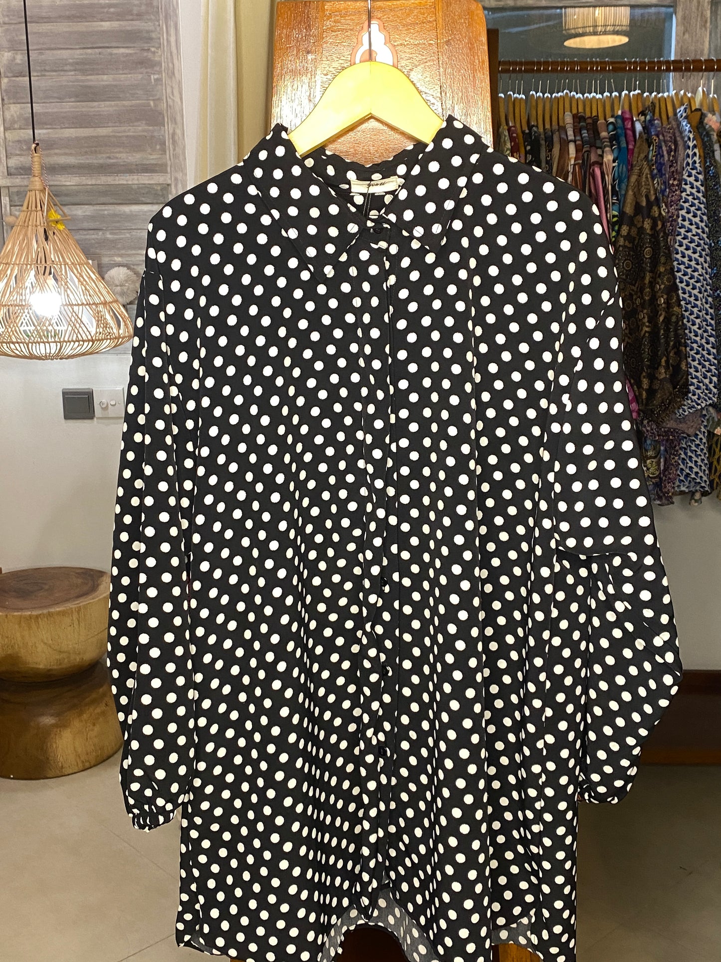 Kemeja Jumbo Polkadot Hitam