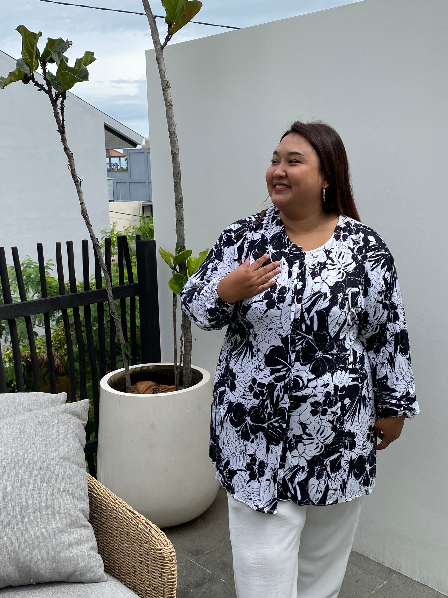 Kaos Jumbo Bunga Hitam Putih