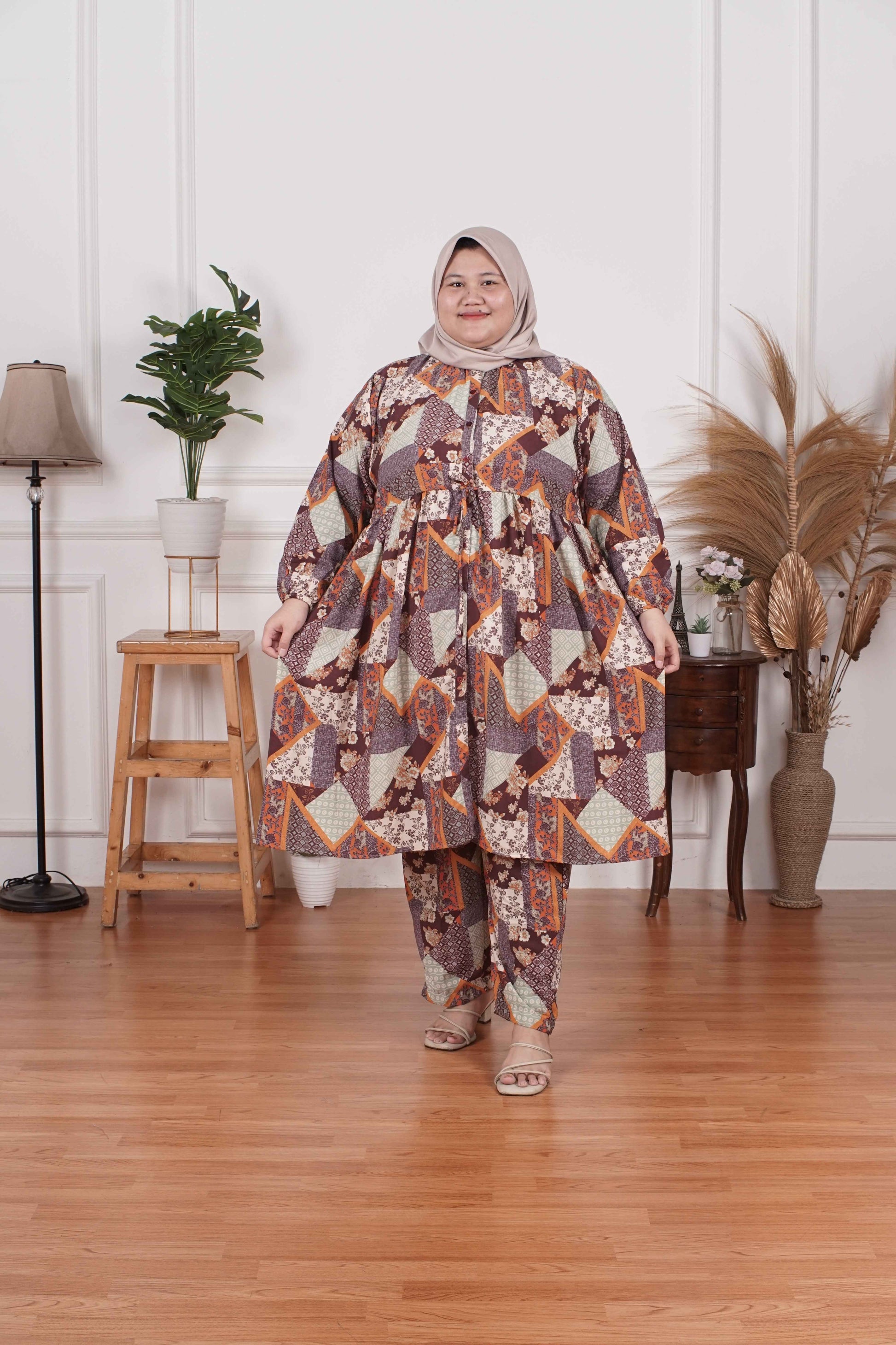 Yomi Official - Tunic Suit Emalia | Setelan Tunik Serut Etnik Maroon Choco