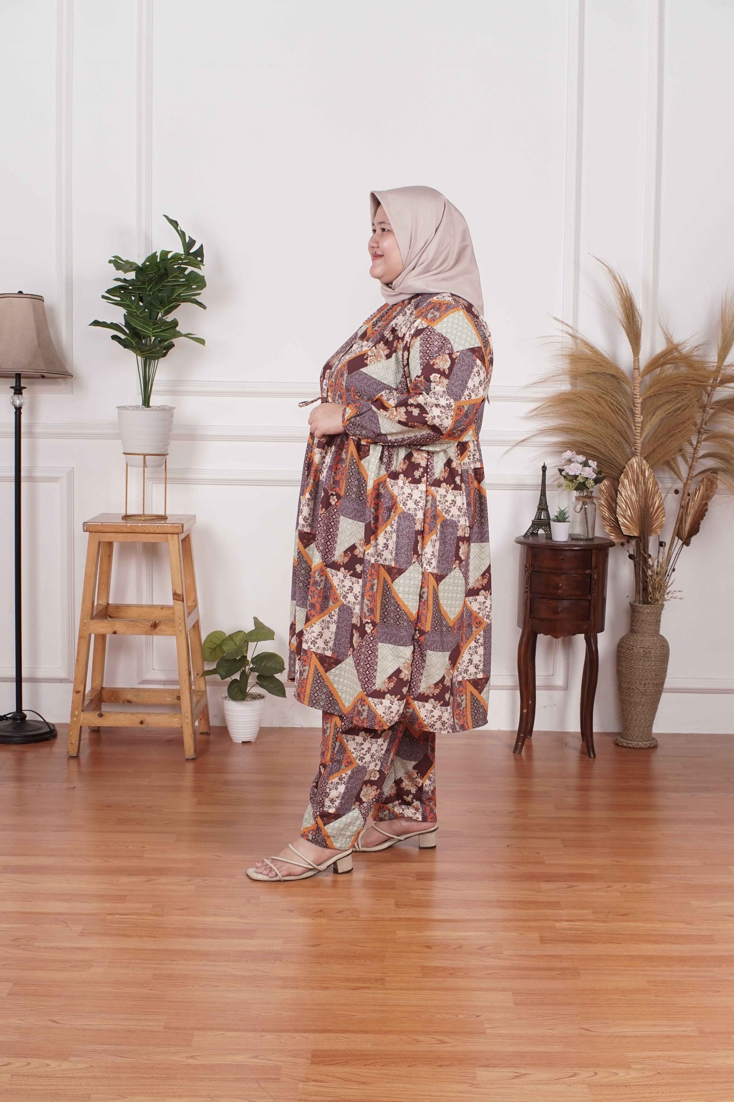 Yomi Official - Tunic Suit Emalia | Setelan Tunik Serut Etnik Maroon Choco