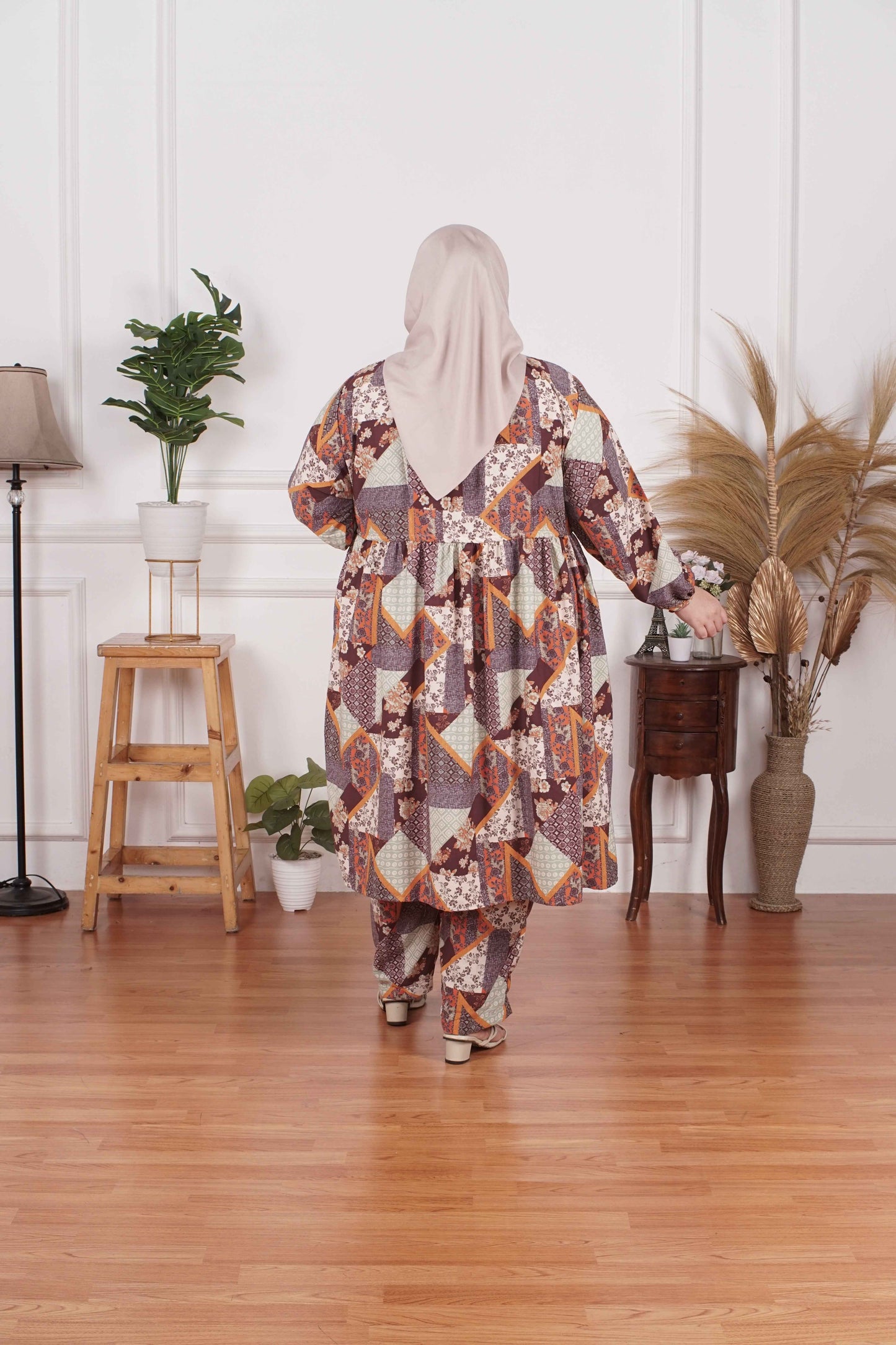 Yomi Official - Tunic Suit Emalia | Setelan Tunik Serut Etnik Maroon Choco