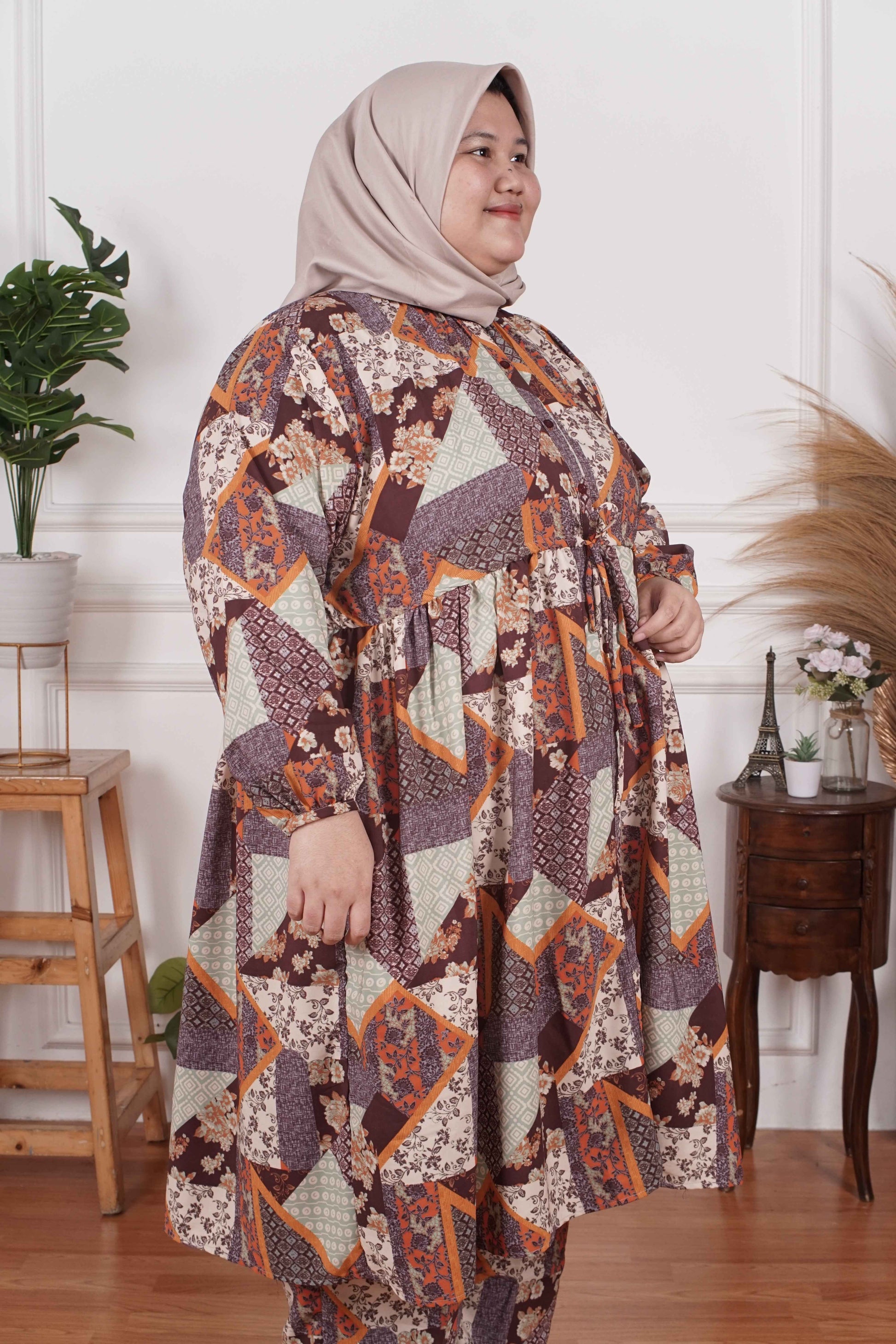 Yomi Official - Tunic Suit Emalia | Setelan Tunik Serut Etnik Maroon Choco