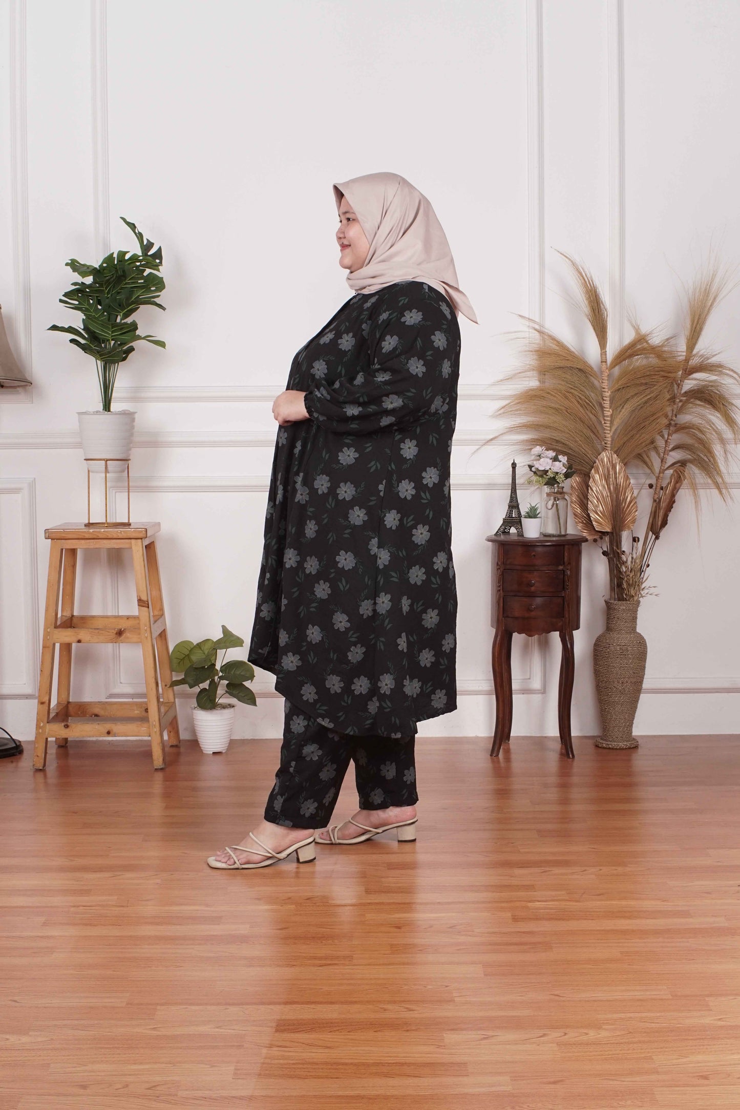 Yomi Official - Tunic Suit Yura | Setelan Tunik Slit Black Flowers