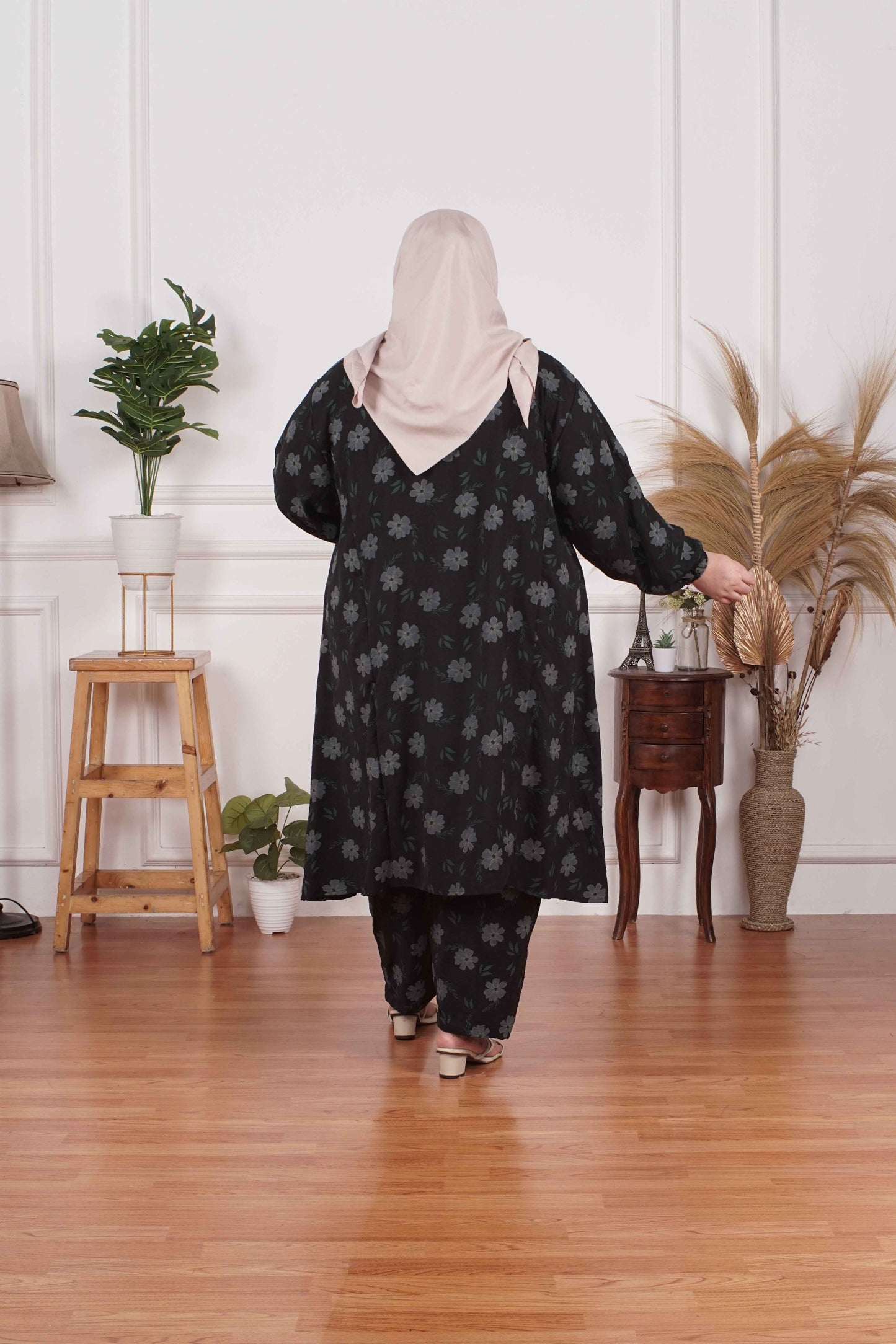 Yomi Official - Tunic Suit Yura | Setelan Tunik Slit Black Flowers