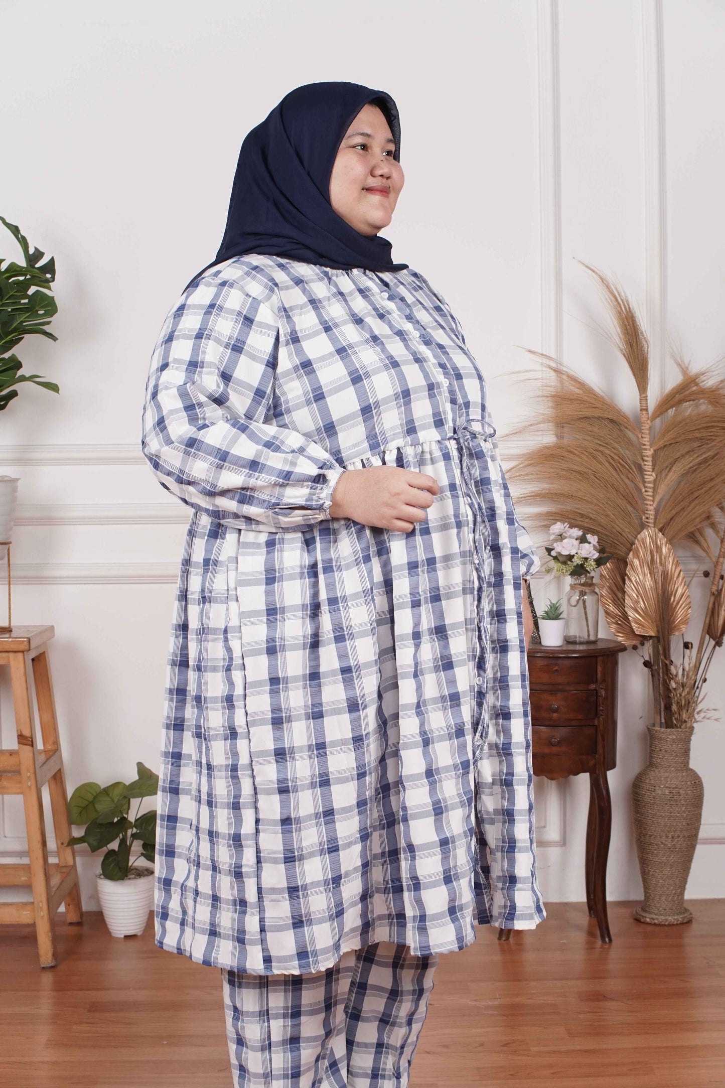 Yomi Official - Tunic Suit Emallia | Setelan Tunik Serut Denim Broken White