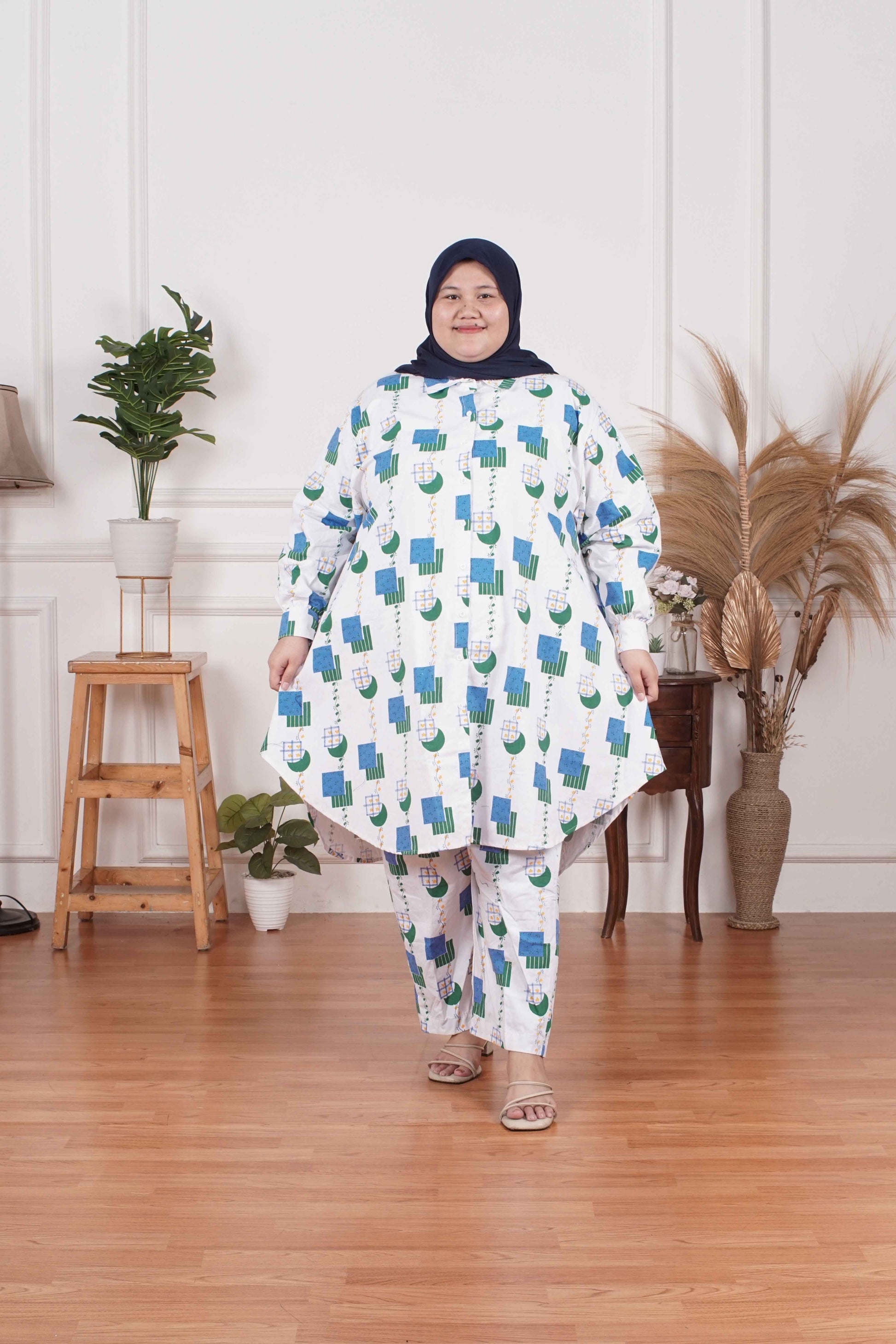 Yomi Official - Tunic Suit Azura | Setelan Tunik Cartoon Broken White