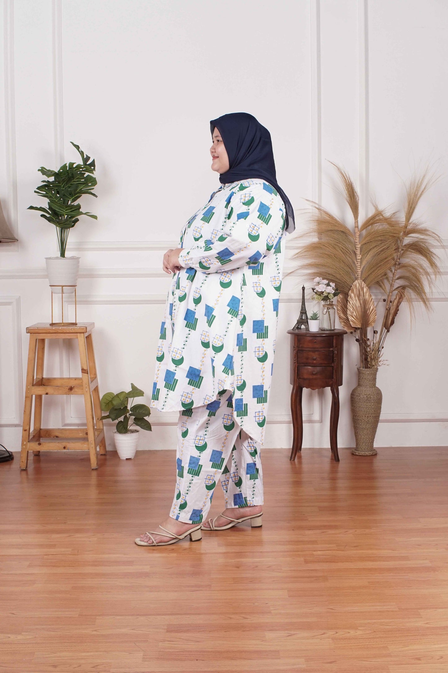 Yomi Official - Tunic Suit Azura | Setelan Tunik Cartoon Broken White