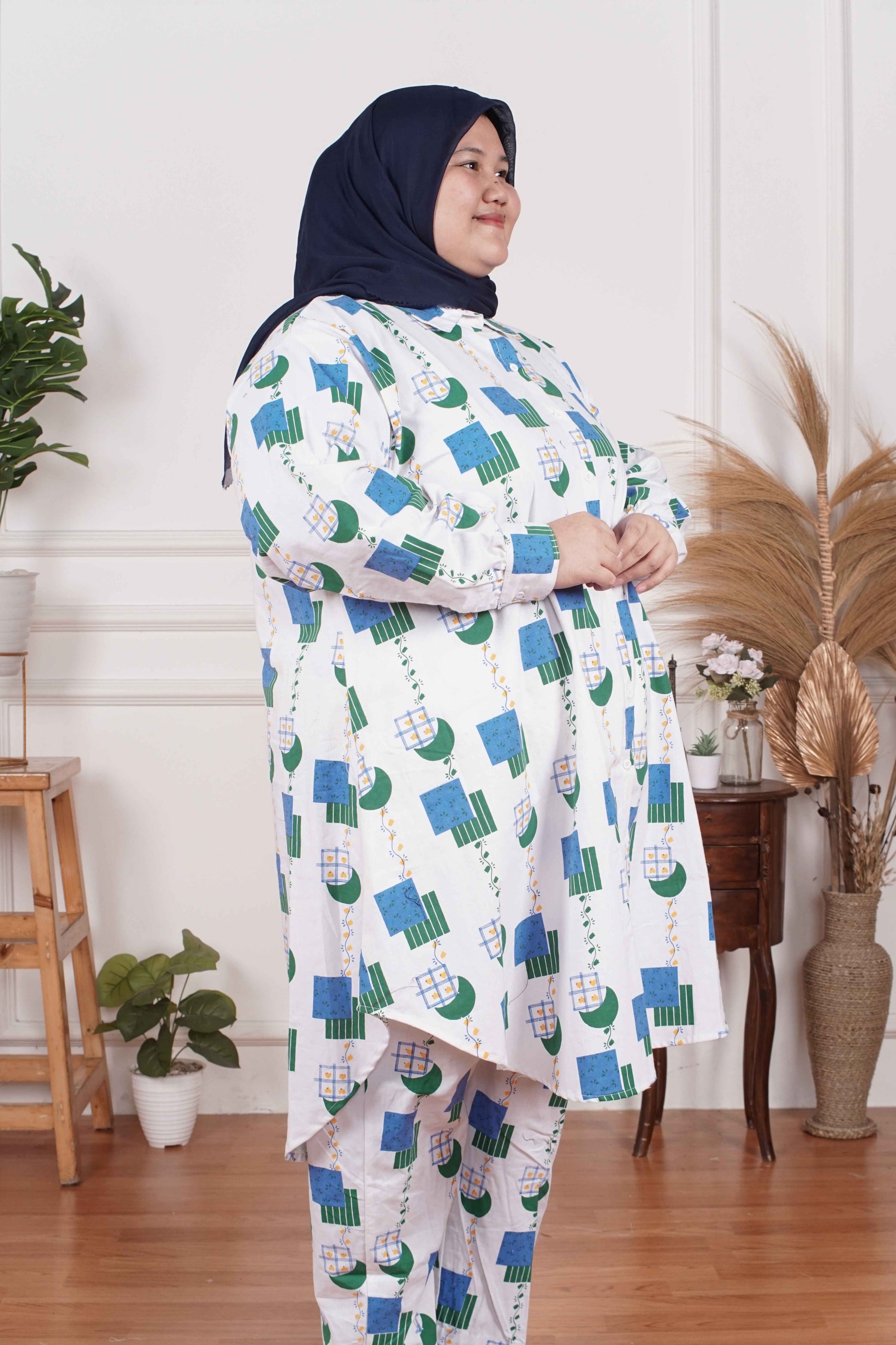 Yomi Official - Tunic Suit Azura | Setelan Tunik Cartoon Broken White