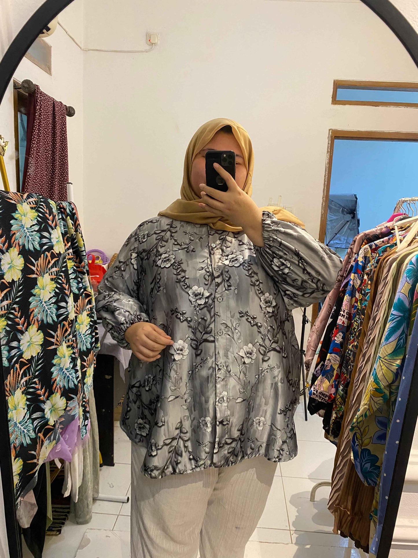 Yomi Official - Kemeja Santorini | Flower Grey