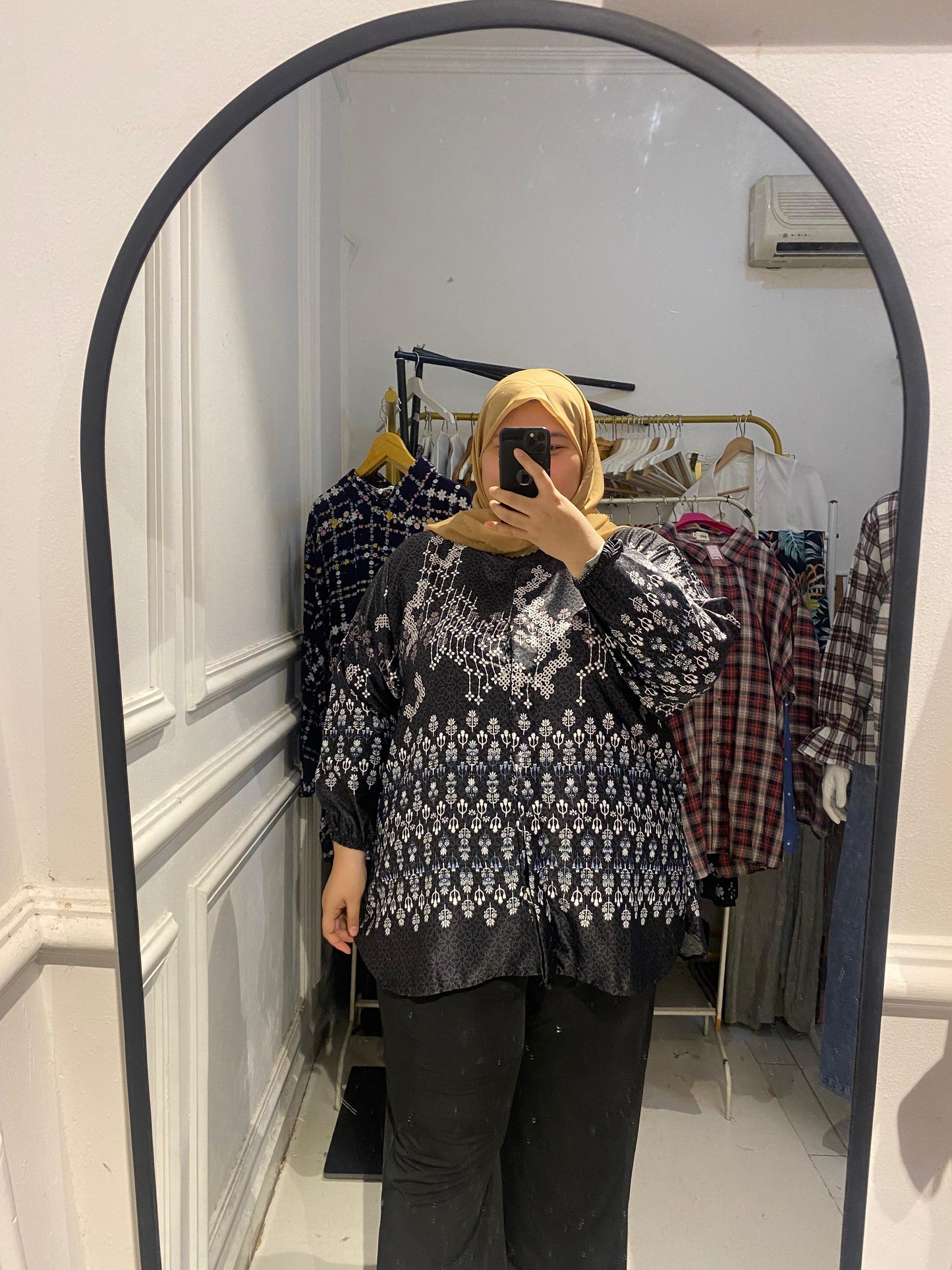 Yomi Official - Kemeja Vellena | Silky Black Etnik