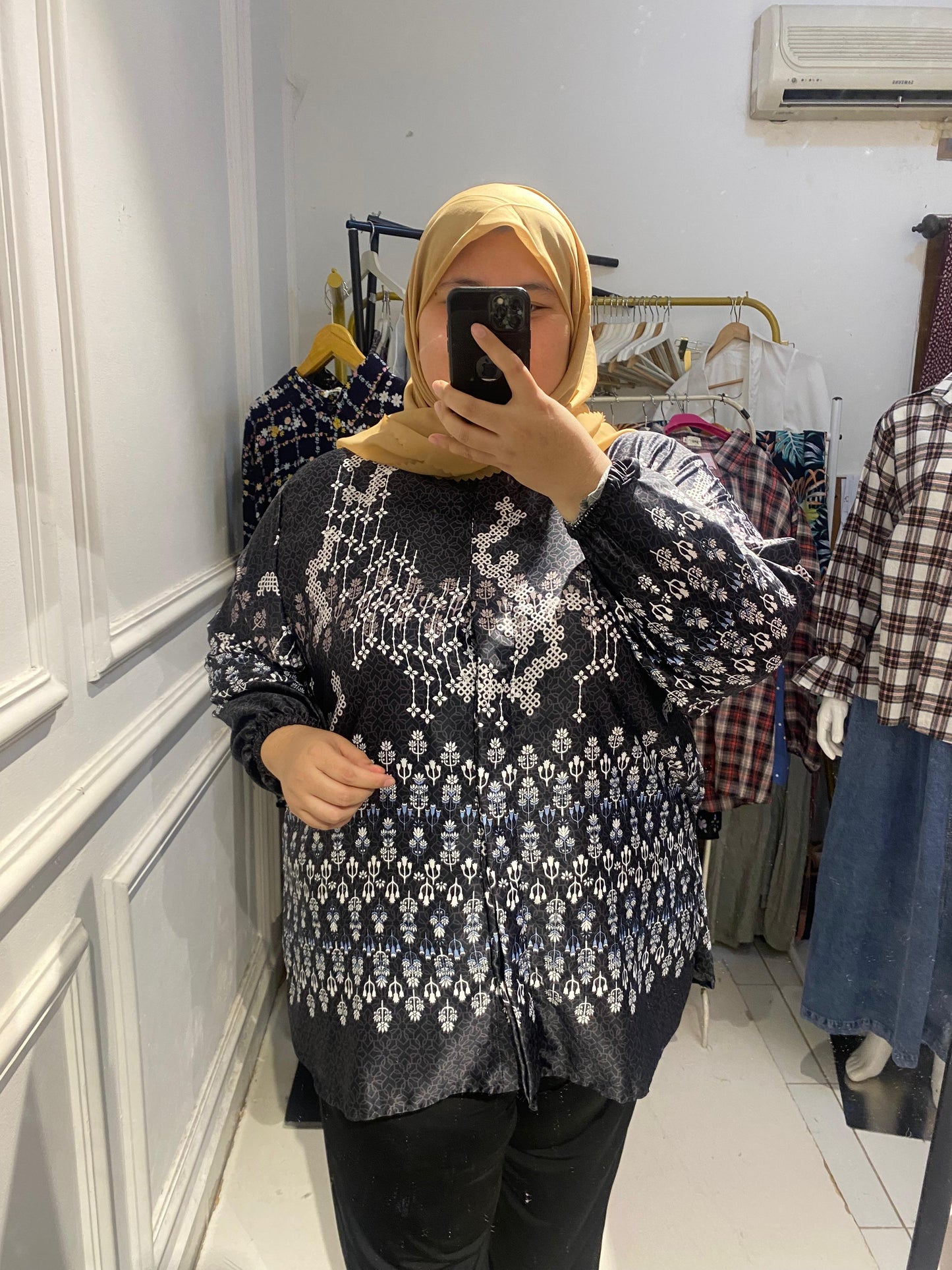 Yomi Official - Kemeja Vellena | Silky Black Etnik