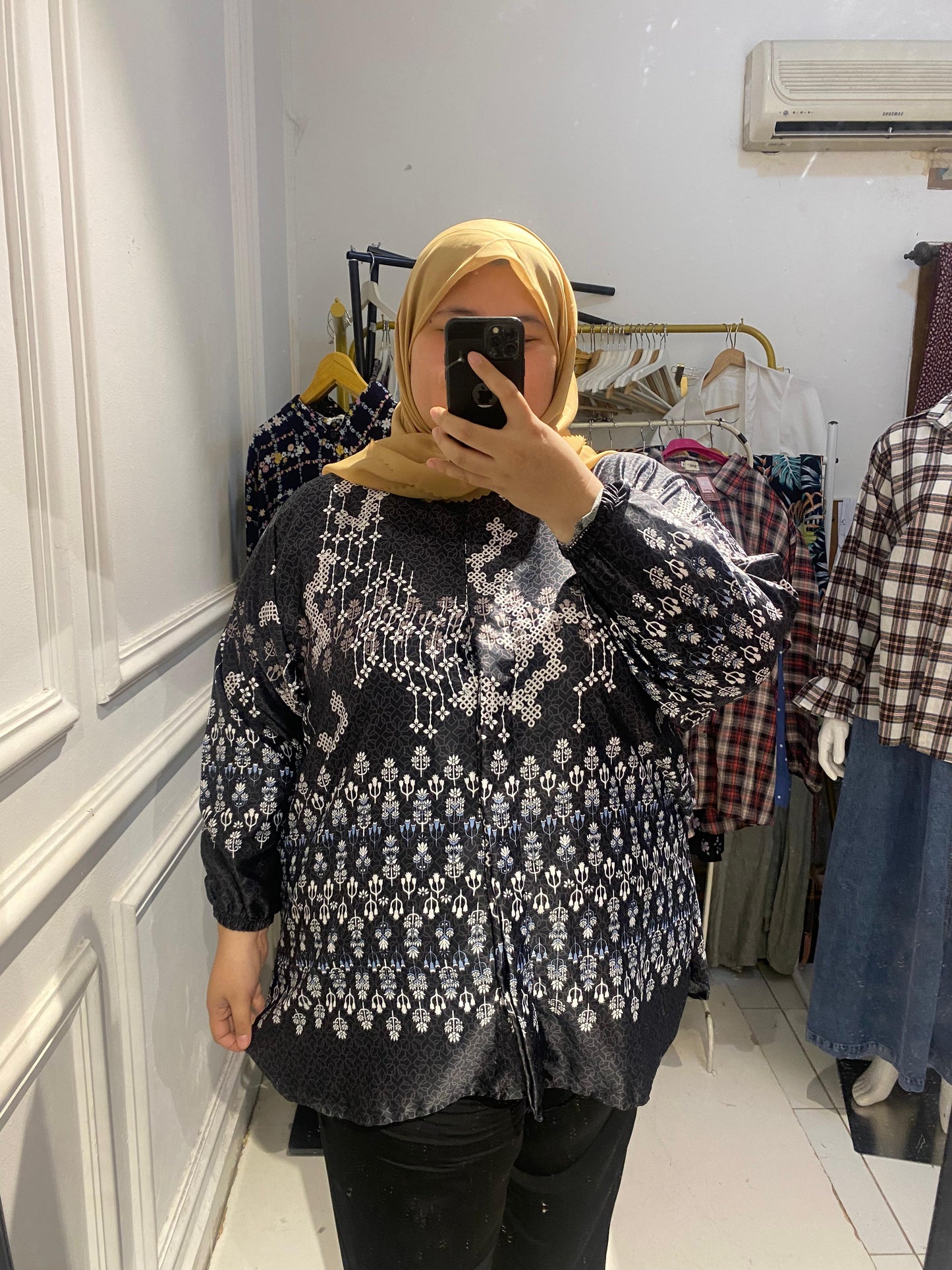 Yomi Official - Kemeja Vellena | Silky Black Etnik